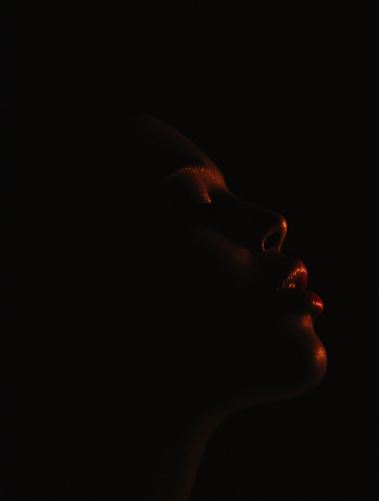 尤果网-禁欲系写真作品-暗调光影的情绪表达